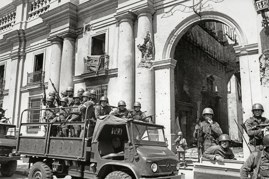 Ejército frente al palacio presidencial La Moneda bombardeado durante el golpe militar, Santiago, Chile, entre el 21 y el 30/09/1973. Evandro Teixeira / Colección IMS