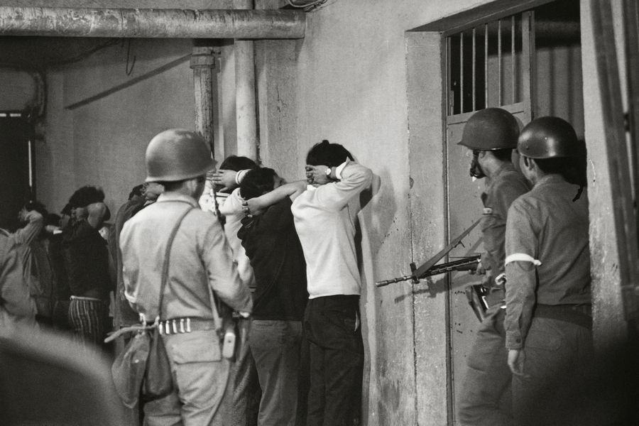 Presos políticos encarcelados en el sótano del Estadio Nacional, Santiago, Chile, 22/09/1973. Evandro Teixeira/Acervo IMS