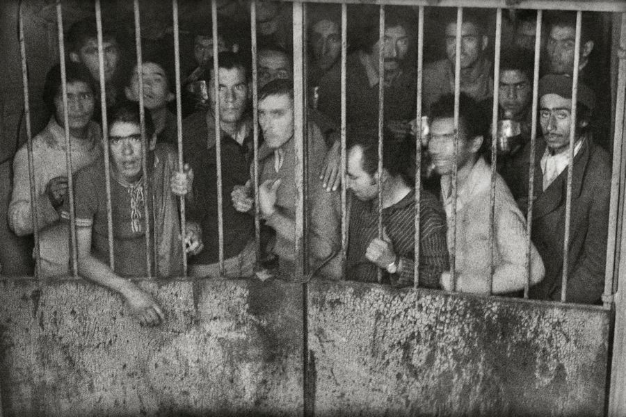 Presos políticos encarcelados en el sótano del Estadio Nacional, Santiago, Chile, 22/09/1973. Evandro Teixeira/Acervo IMS