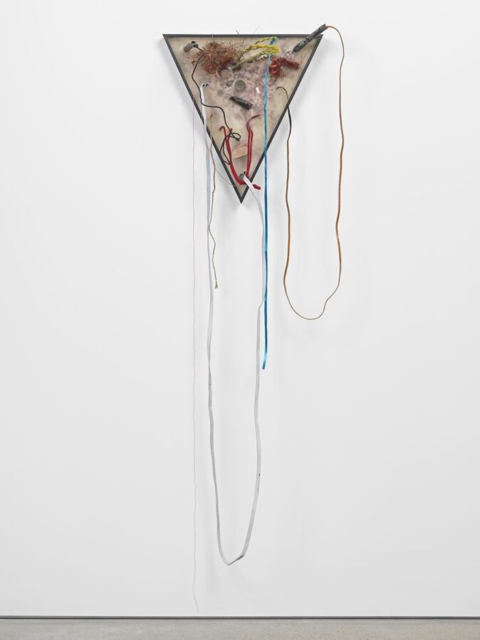 Abraham Cruzvillegas, Untitled (Little Song 5), 2023. Yeso, cera de abeja, moras, cobre, cuero, pintura acrílica,plástic o, hojalata, cuerda de sisal, 114,3 x 45,7 x 30,5 cm. Cortesía del artista y la galería. Foto: Genevieve Hanson