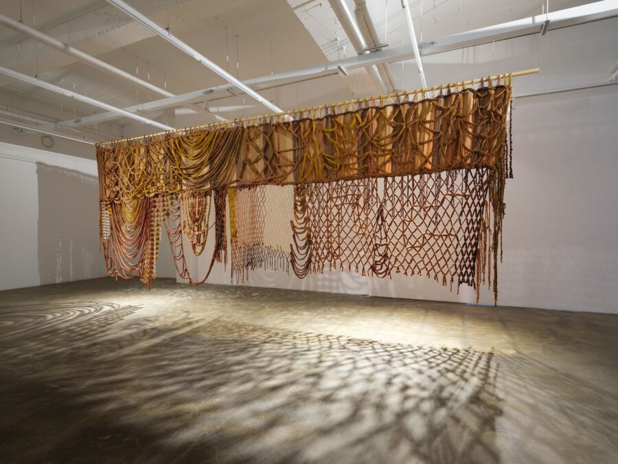 Angélica Serech, Sembrando palabras en mi segunda piel, 2023. Telar de pedales, telar vertical y bordado con agujas de madera, 250 × 700 cm. Cortesía de la artista y de la Fundación Bienal de Gwangju. Foto: glimworkers