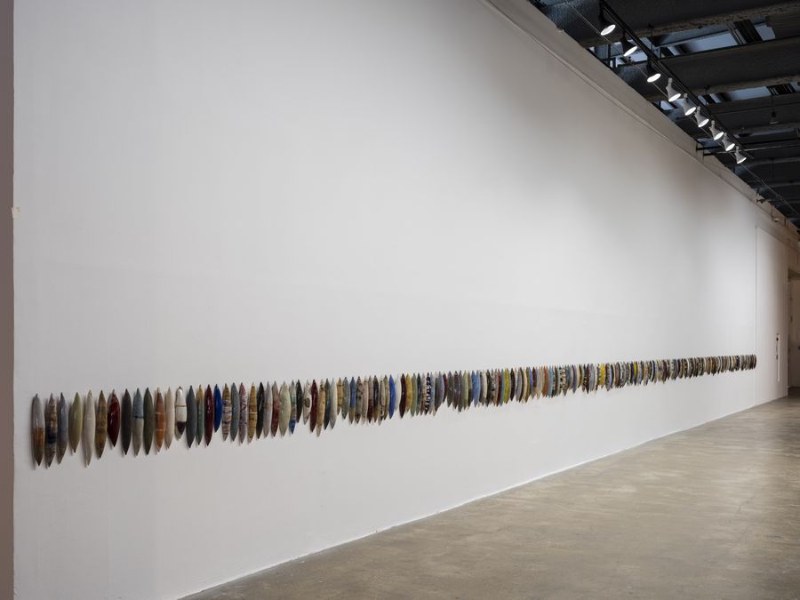 David Zink Yi, All My Colours, 2023. Instalación de cerámica. Dimensiones variables. Cortesía del artista y de la Fundación Bienal de Gwangju. Foto: glimworkers
