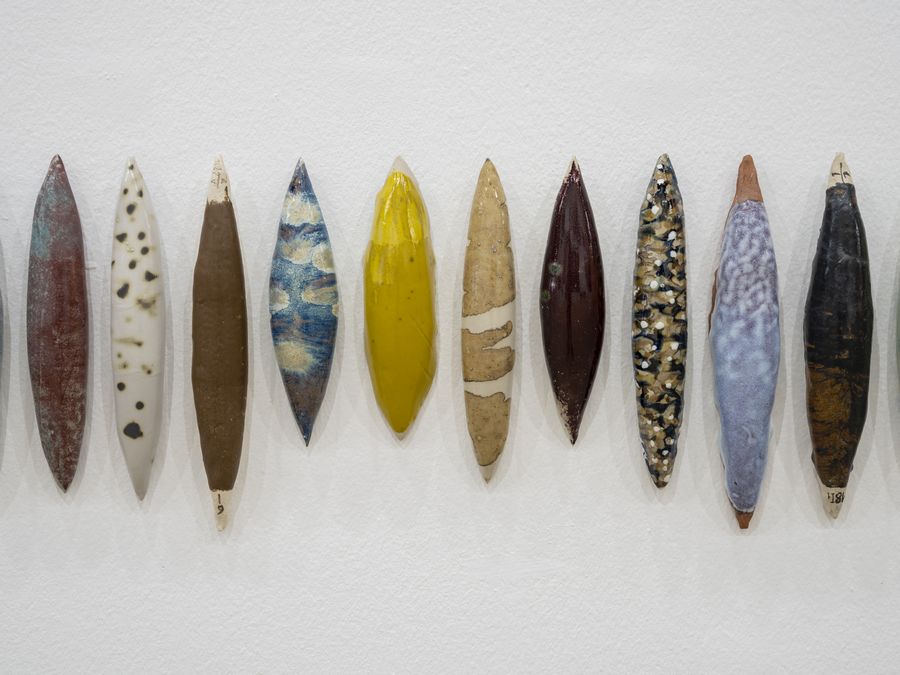 David Zink Yi, All My Colours, 2023. Instalación de cerámica. Dimensiones variables. Cortesía del artista y de la Fundación Bienal de Gwangju. Foto: glimworkers