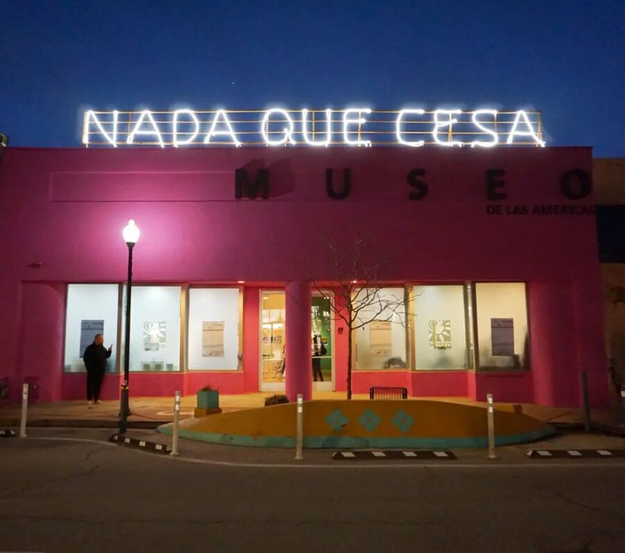 Fernando Arias, Nada que cesa, en la fachada del Museo de las Américas, Denver, CO, EEUU, 2023. Cortesía del artista