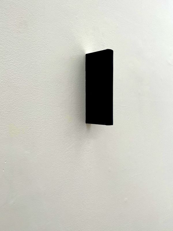 Glenda León, Palabras secretas, 2003-2014. Libro negro insertado en la pared. Dimensiones variables. Foto: Fundación Brownstone, Paris, 2023