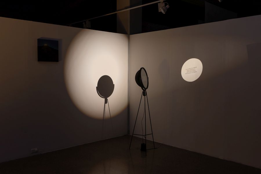 Sofía Nercasseau, “Sol negro”, 2023, esfera que gira y contiene espejo grabado. Foto: Sebastián Mejía