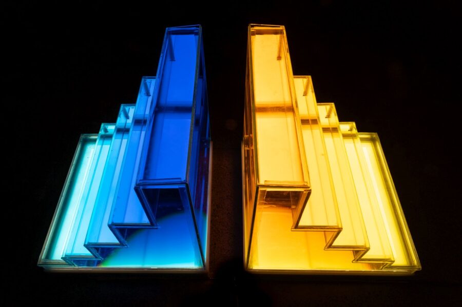 Sofía Nercasseau, “Escaleras de vidrio (experimento de Goethe)”, 2023, vidrio, pigmento y agua sobre cajas de luz. Foto: Sebastián Mejía