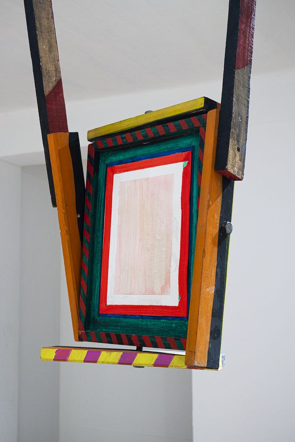Tomás Rivas, Farolito, 2019. Acrílico sobre placa de madera, palo de pino y tuercas, 144 x 40 x 65 cm. Cortesía: Galería 314