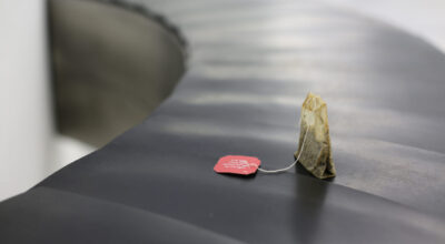 Glenda León, Viajar ligero, 2016. Goma, acero inoxidable, bolsa de Yogui Tea, 35 x 170 x 85 cm. Foto: Fundación Brownstone, Paris, 2023
