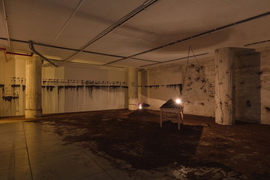 Artur Barrio, O Sonho do Arqueólogo: ... uma tênue linha inexistente... entre dois espaços... existentes... enquanto... que... opostos... a si..., Central Galeria, São Paulo, 2023. Foto: Ana Pigosso