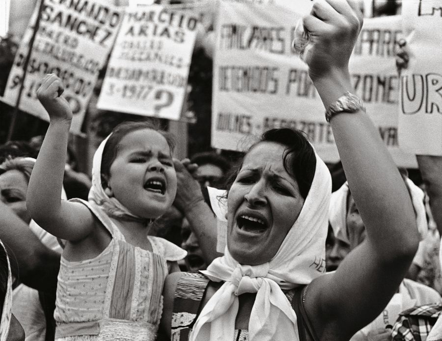 Adriana Lestido, Madre e hija de Plaza de Mayo, 1982. Gelatina de plata sobre papel fibra, 21,7x 28 cm. Ed: 15 + A/P