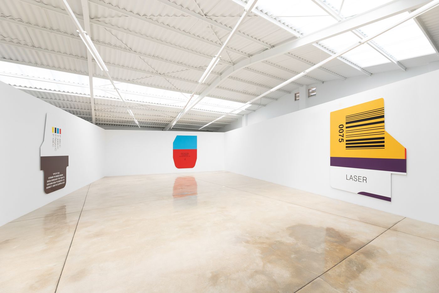 Vista de "Unboxing", de Alejandro Leonhardt, en L21 Gallery, Palma de Mallorca, España, 2023. Foto cortesía de L21