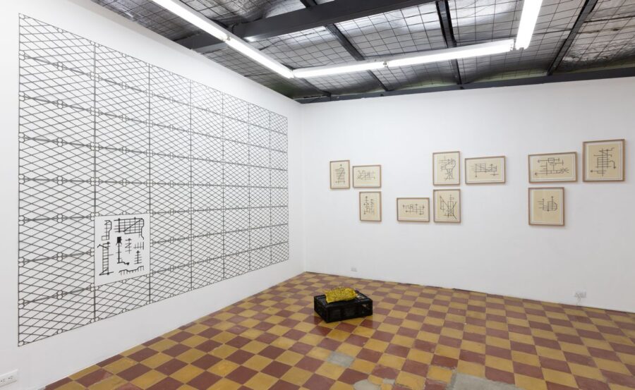 Adán Vallecillo, Injertos. Vista de exposición en Galería Extra, Ciudad de Guatemala, 2023. Cortesía del artista y la galería