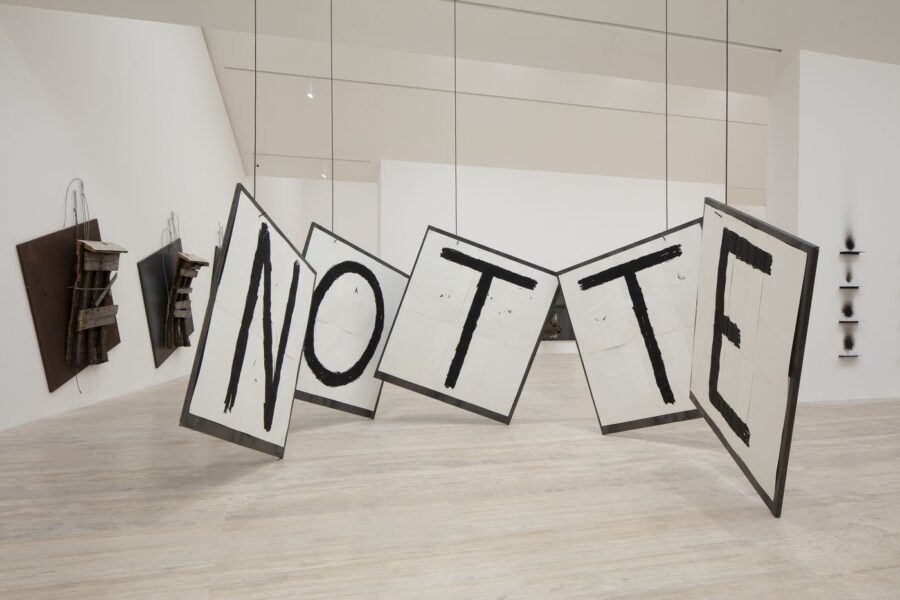 Vista de la exposición “Jannis Kounellis en seis actos”, Museo Jumex, Ciudad de México, 2023. Foto: Ramiro Chaves