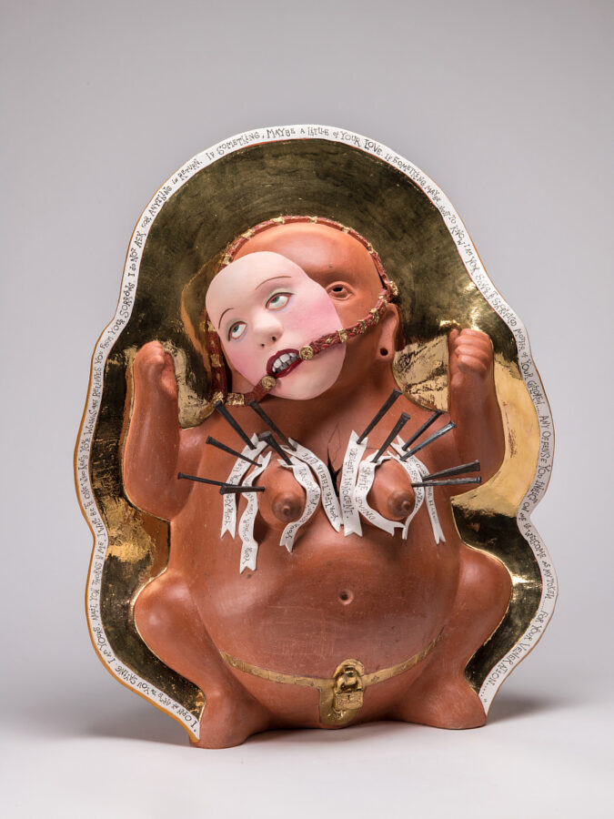 Santa Chingada: The Perfect Little Woman, 1999-2000, cerámica y otros medios, 63.5 × 45.7 × 29.2 cm. Colección Smithsonian American Art Museum. Cortesía: SAAM