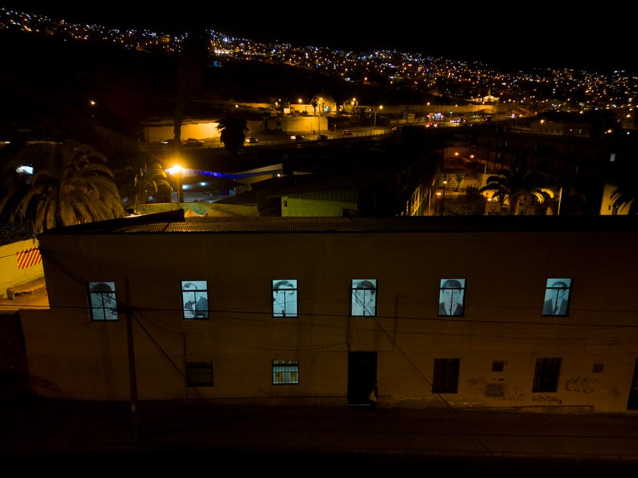 Claudio Pérez, Última huella, 2023. Intervención de la fachada del Sitio de Memoria La Providencia, Antofagasta, Chile. Foto cortesía de Bienal SACO.