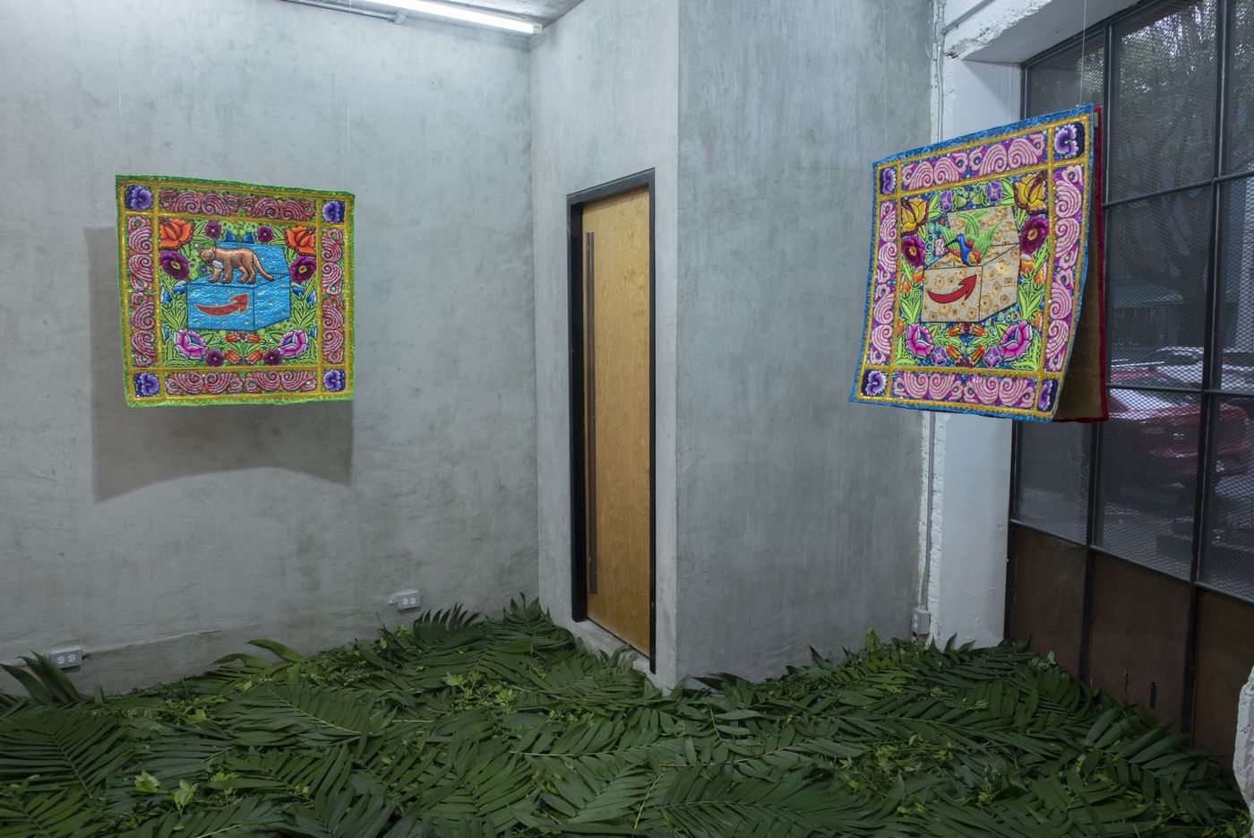 Iván Sikic, Paraíso Empaquetado. Vista de exposición en Aparador EDA, Aldo Chaparro Studios, Ciudad de México, 2023. Cortesía del artista