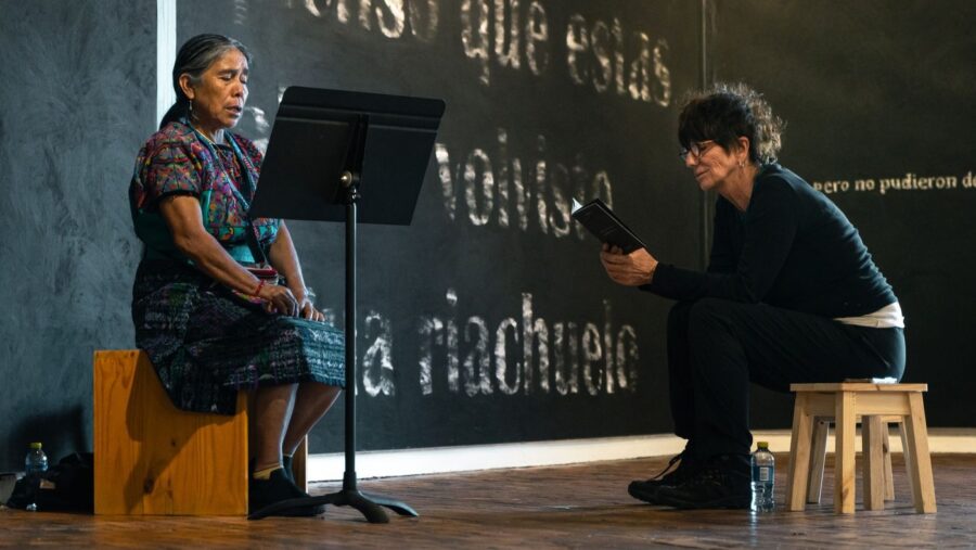 María Us, mujer guatemalteca kaqchikel maya, y la artista multimedial argentina Ana Gallardo en el MAMBO durante la inauguración de ‘Te busco en otro nombre. Bitácora guatemalteca 1987-2023’. Foto: MAMBO.