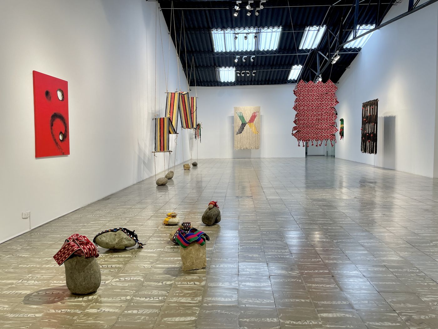 Vista de la exposición “Ximoneem k’in Soloneem” (Anudar y Desanudar), de Antonio Pichillá, en Galería Elvira Moreno, Bogotá, 2023. Foto cortesía de la galería