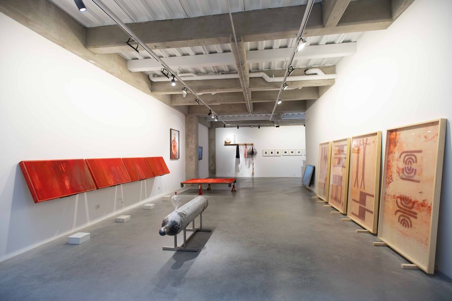 Vista de la exposición “El fondo del aire es rojo”, parte del proyecto "Aparecer (en pena)", en la Galería Espacio Continuo, Bogotá. Foto cortesía de la galería.