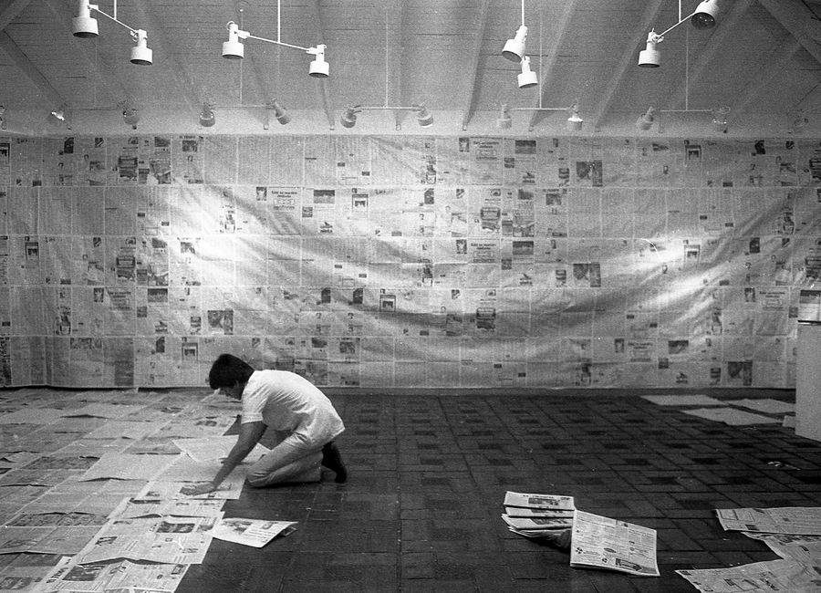 Rosemberg Sandoval, 12 de marzo de 1982. Galería cubierta con cortinas hechas de papel periódico del mismo día de la inauguración. La alfombra de papel aloja diarios dispersos, apilados y teñidos en sangre. Cortesía del artista y MAMBO