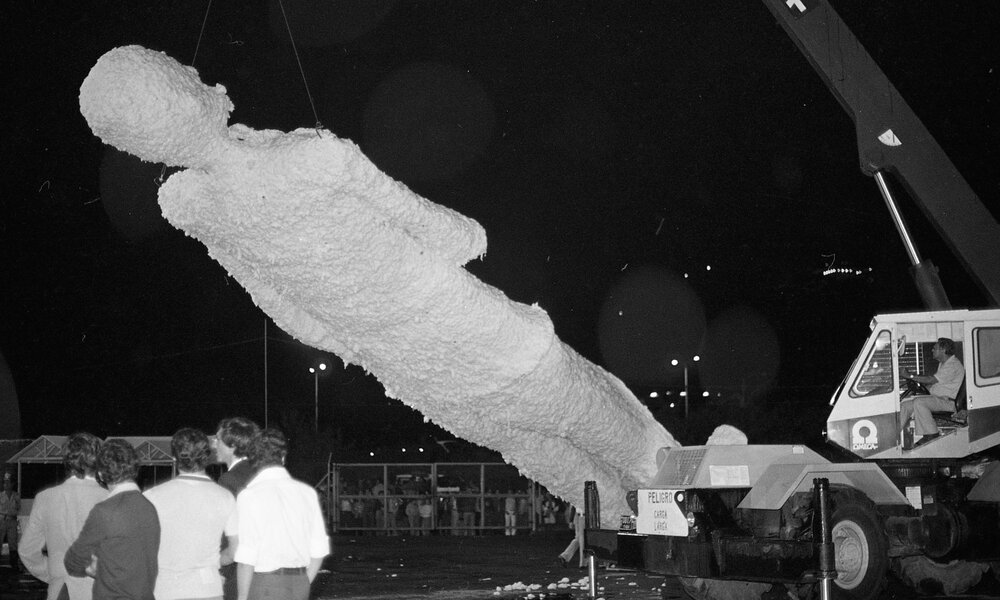 Óscar Monsalve, registro de Carlos Gardel de fuego, de Marta Minujín, durante la IV Bienal de Arte Coltejer, Medellín, Colombia, 15 de mayo de 1981. Cortesía: Espacio El Dorado