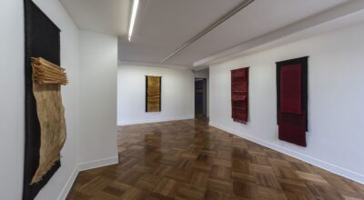 Vista de la exposición "Plegando Silencios", de Carolina Yrarrázaval, en D21 Proyectos de Arte, Sabtiago, 2023. Foto: Jorge Brantmayer. Cortesía: D21
