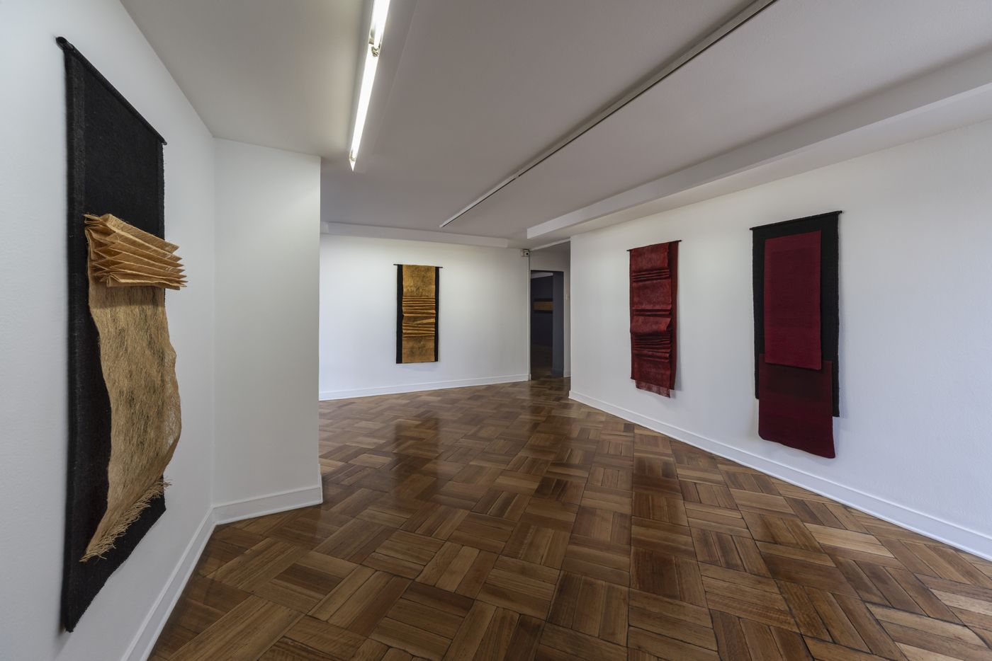 Vista de la exposición "Plegando Silencios", de Carolina Yrarrázaval, en D21 Proyectos de Arte, Sabtiago, 2023. Foto: Jorge Brantmayer. Cortesía: D21