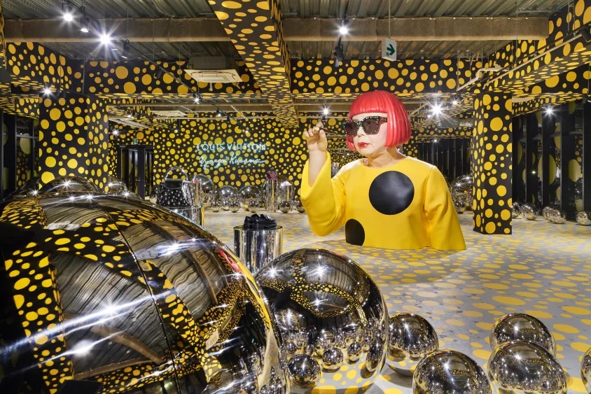Yayoi Kusama x Louis Vuitton. Instalación en tienda pop-up en Tokio, Japón, 2023. Courtesía: Louis Vuitton