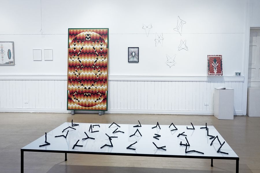 Vista de la exposición “Cuaderno de tramas”, de Daniela Pulido, en la Galería Teatro de Zapallar, Valparaíso, Chile, 2023. Foto cortesía de la artista