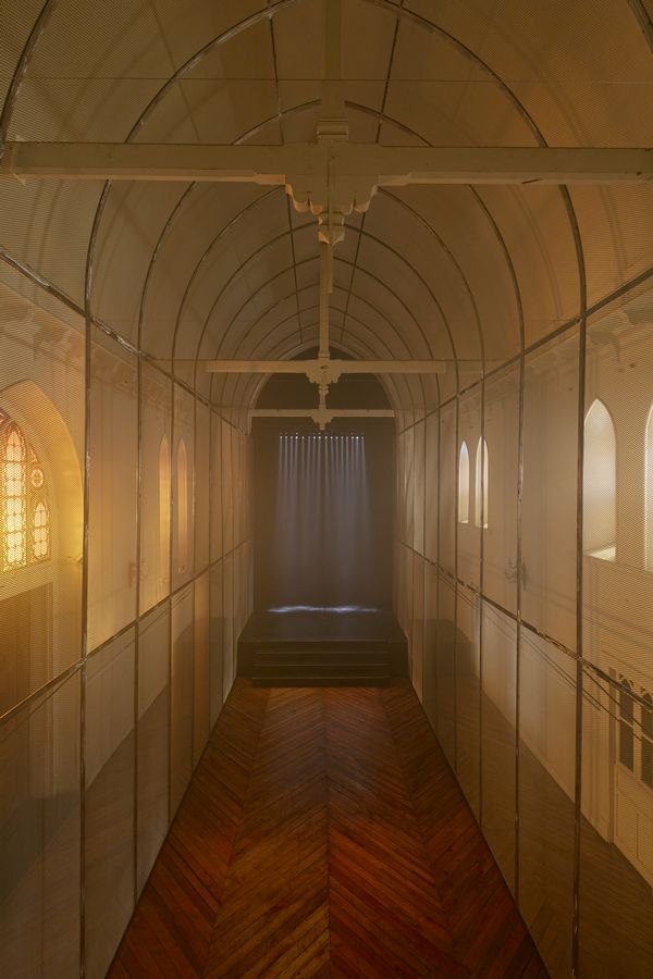 Vista de instalación “Inmanencia”, de Isidora Villarino, sala capilla del Centro Cultural Montecarmelo, Santiago, 2023. Foto cortesía de la artista