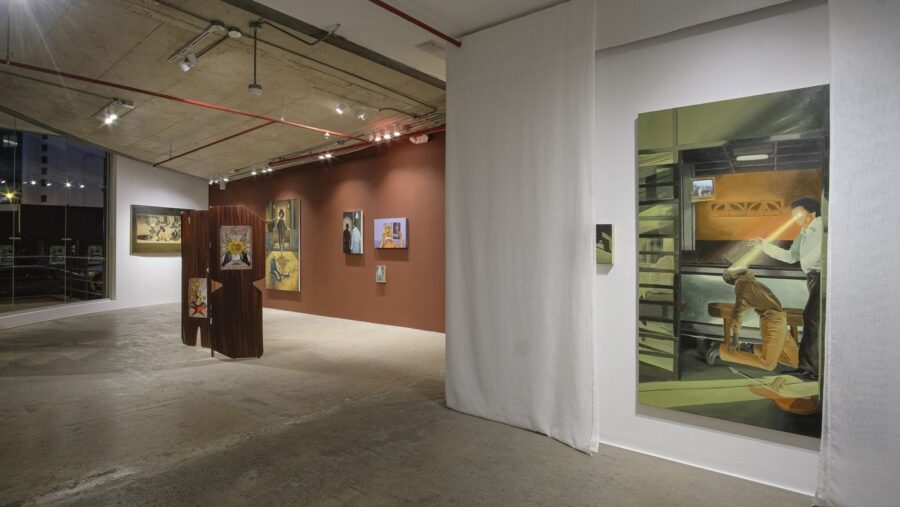 Vista de la muestra “Visiones de un pueblo fantasma”, de Jean Carlo Guizado, en N.A.S.A.L, Guayaquil, Ecuador, 2023. Foto cortesía de la galería