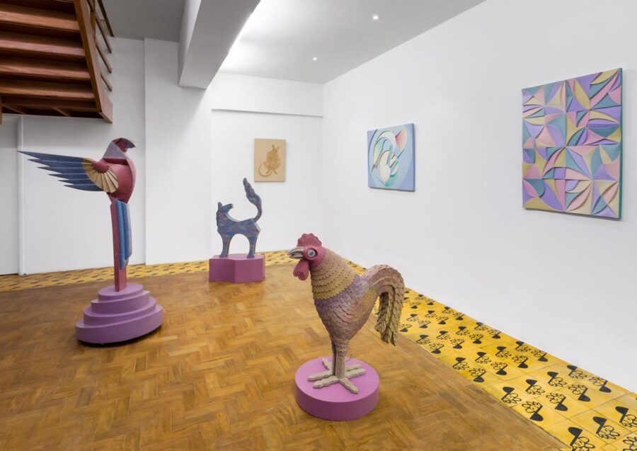 Vista de la muestra “Mestre Dicinho: Escultórico tropical abstrato animal”, en Sé Galeria, São Paulo, 2023. Foto cortesía de la galería