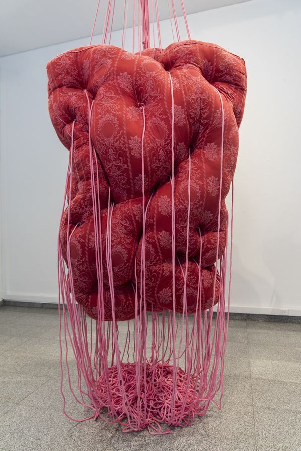 Marcela Correa, La Niña, 2023, tela, cuerdas de algodón, relleno sintético, 185 x 121 x 120 cm. Foto: Jorge Brantmayer