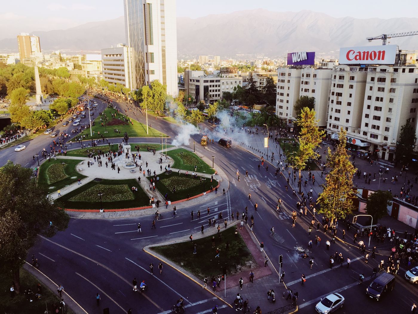 La primera lacrimógena lanzada en Plaza Dignidad, Santiago, 18 octubre de 2019. Fotografía por Daniel Aguayo Mozó