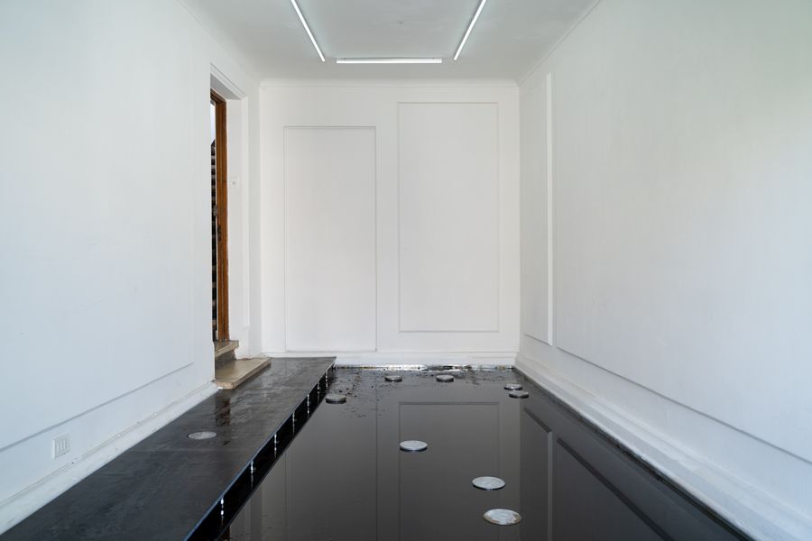 Vista de instalación "Proxy", de Rosario Aninat, en 550, Santiago, 2023. Foto: Rafael Guendelman