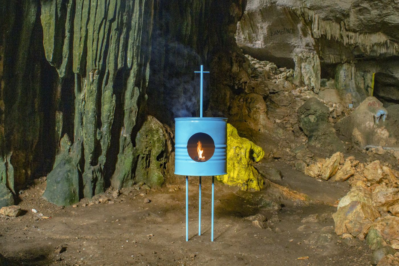 Engel Leonardo, Yaguate, 2023. Hierro, esmalte, copey y candela. Cortesía del artista