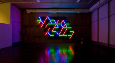Gonzalo Reyes Araos, “Cielo rojo y verde y azul”, 2023, instalación en sitio específico. Sistema de luces led y Arduino, 6.30 x 3.45 m. Parque Cultural de Valparaíso, Chile, 2023. Foto cortesía del artista