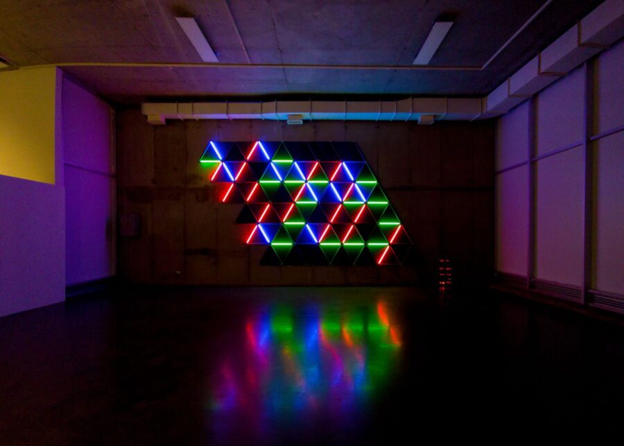 Gonzalo Reyes Araos, “Cielo rojo y verde y azul”, 2023, instalación en sitio específico. Sistema de luces led y Arduino, 6.30 x 3.45 m. Parque Cultural de Valparaíso, Chile, 2023. Foto cortesía del artista