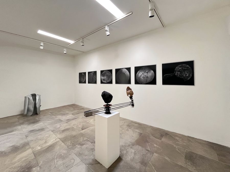 Vista de la exposición “Cabeza”, de Adolfo Martínez, en Galería Madre, Santiago de Chile, 2023. Foto cortesía de la galería