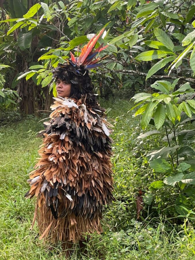 Glicéria Tupinambá, 'Assojaba Tupinambá', 2021, plumas de diversas aves, desde domésticas a silvestres, malla de cuerda encerada con cera de abeja, jitaí y tiúba, 90 x 140 cm. Cortesía: Premio PIPA