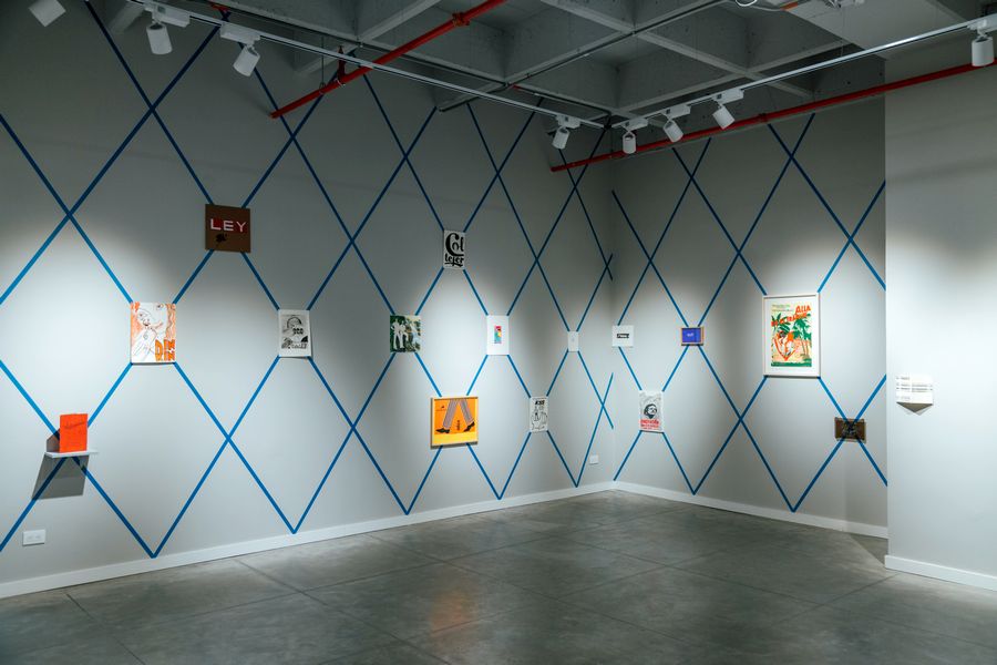 Vista de la exposición “Imprenta de la verdad”, en Policroma, Medellín, Colombia, 2022. Foto cortesía de la galería