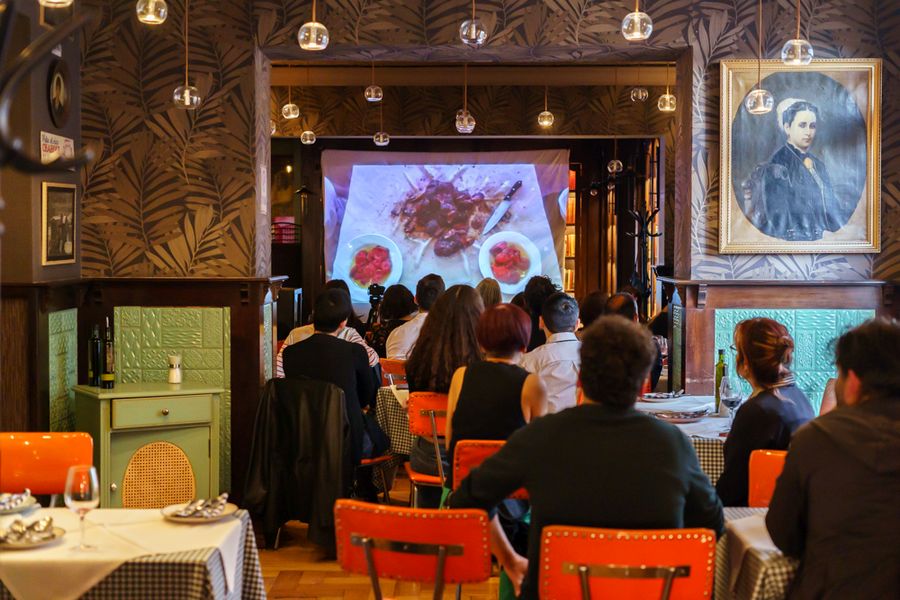 La Comida (1983, video), de Sybil Brintrup y Magali Meneses, se proyectó en el Bar y Restaurante Liguria, Santiago de Chile, como parte del programa “Tardes de Videoarte”. Foto cortesía de la BAM.