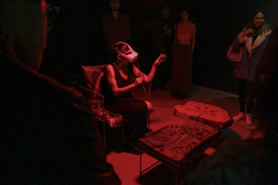 Martina Andrade, What if dying offline is unavailable?, 2023. Instalación de realidad virtual. Foto: Pablo Jijón | Centro de Arte Contemporáneo de Quito