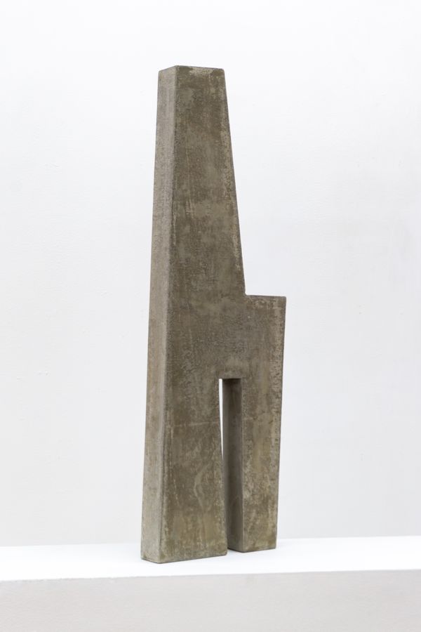Yavheni de León, de la serie "Desbordes": El Desborde 3, 2023, escultura de concreto, 25 x 80 x 6 cm. Pieza única. Cortesía del artista y Extra Galería