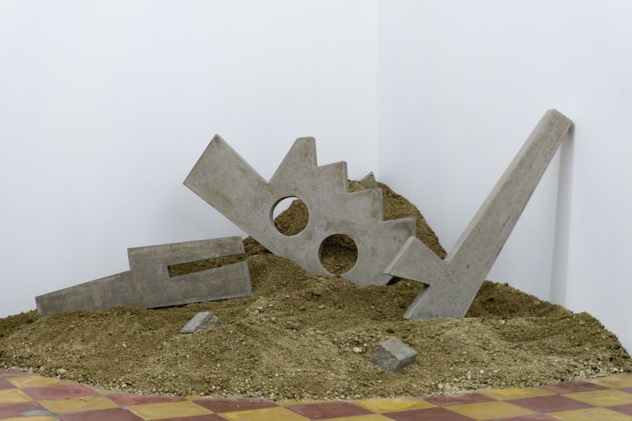 Yavheni de León, serie "Desbordes”, 2023, esculturas de concreto. Piezas únicas. Cortesía del artista y Extra Galería