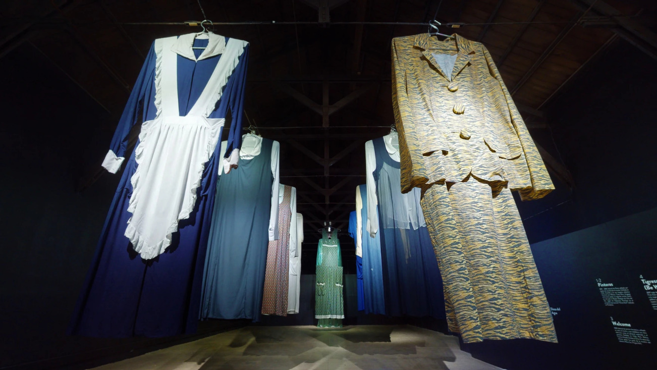Ximena Zomosa, Anónimas, 2021, recopilación textil a gran escala que la artista ha producido desde 1997. Vista de la instalación en Matucana 100, Santiago. Cortesía de la artista