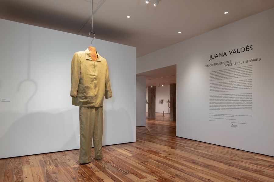 Vista de la exposición "Memorias encarnadas, historias ancestrales", de Juana Valdés, en el Sarasota Art Museum, Florida, EEUU, 2023-2024. Foto cortesía del museo