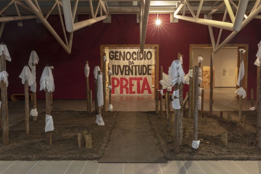 Castiel Vitorino Brasileiro, Atitudes do tempo 3 (2023). Vista de la instalación en Ensaios para o Museu das Origens