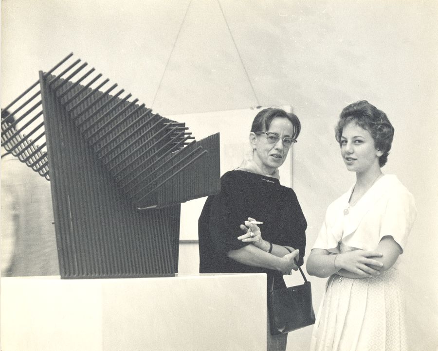 Gego y Bárbara Gunz junto a “Construcción a base de cuadrados”. Exposición “Dibujos recientes de Gego”, Museo de Bellas Artes, Caracas, 1961. Foto: Pucho, Archivo Fundación Gego